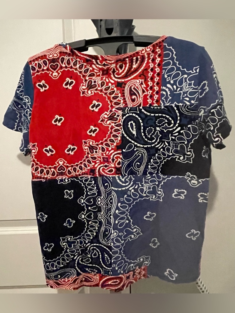 Style & Co Patchwork Bandana Print Tee Red White Blue V-Neck M Boho Western Top - Picture 7 of 7